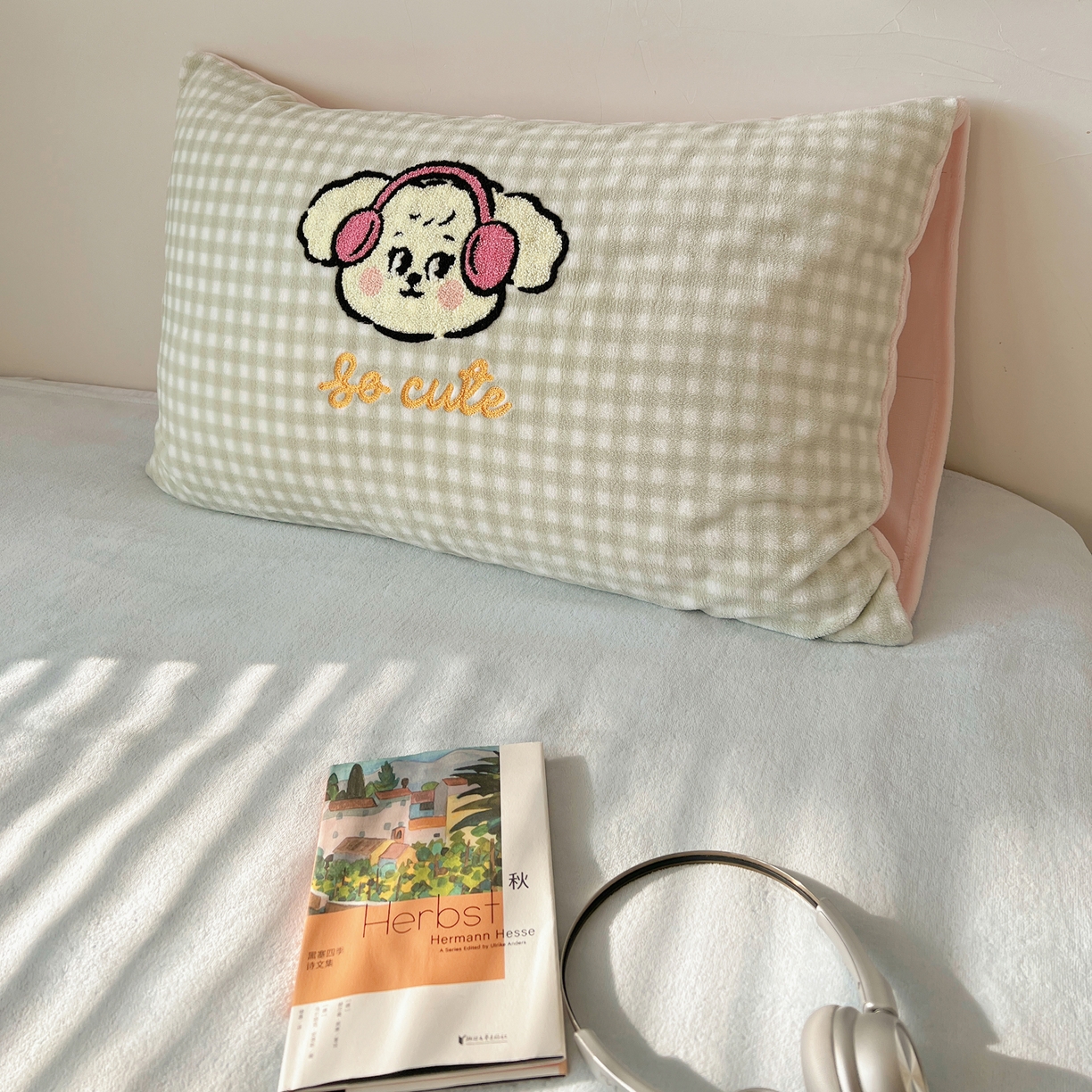 91家纺网 家纺一手货源 找家纺 （总）轻奢坊 2025新款牛奶绒慵懒格子可爱毛巾绣单品枕套系列