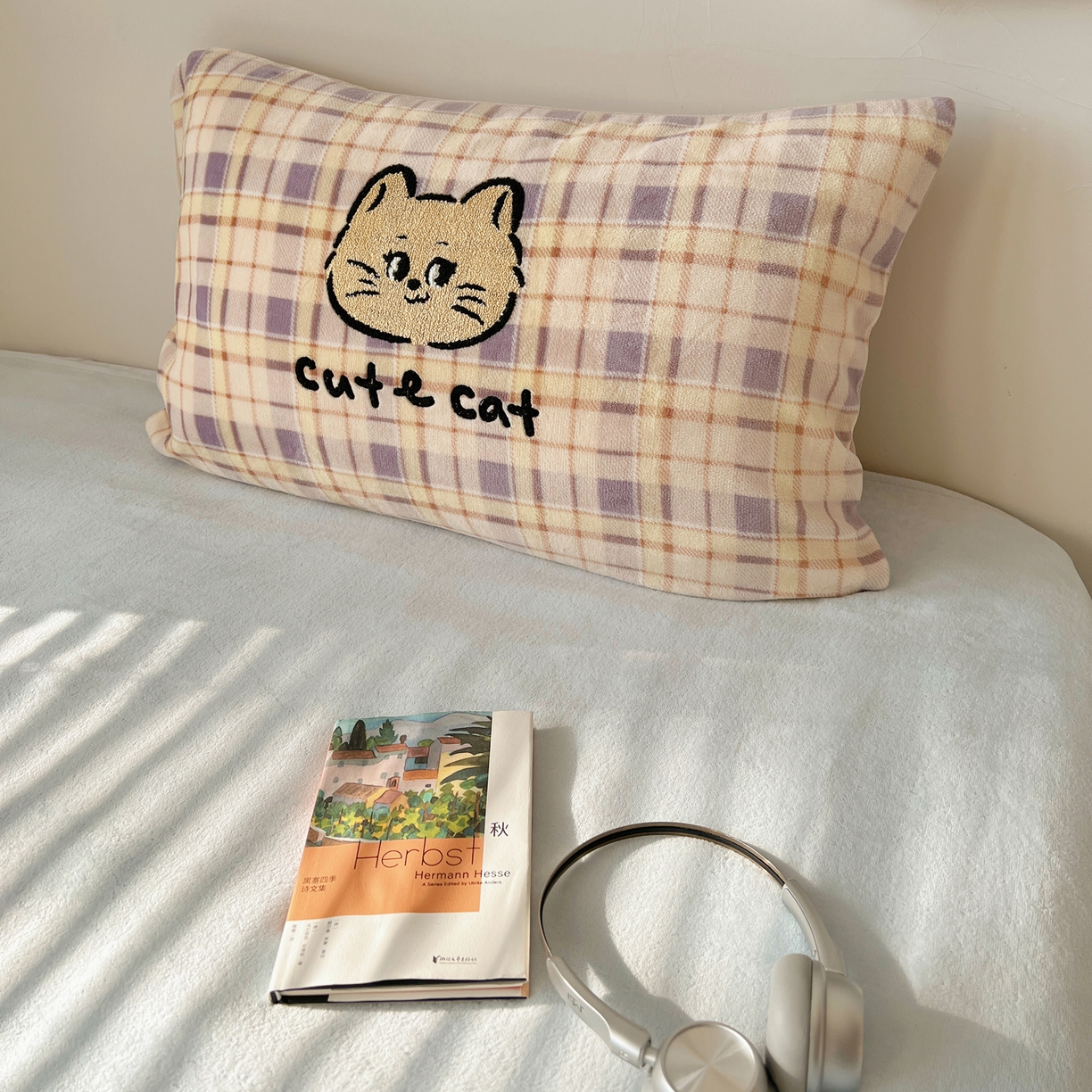 91家纺网 家纺一手货源 找家纺 （总）轻奢坊 2025新款牛奶绒慵懒格子可爱毛巾绣单品枕套系列