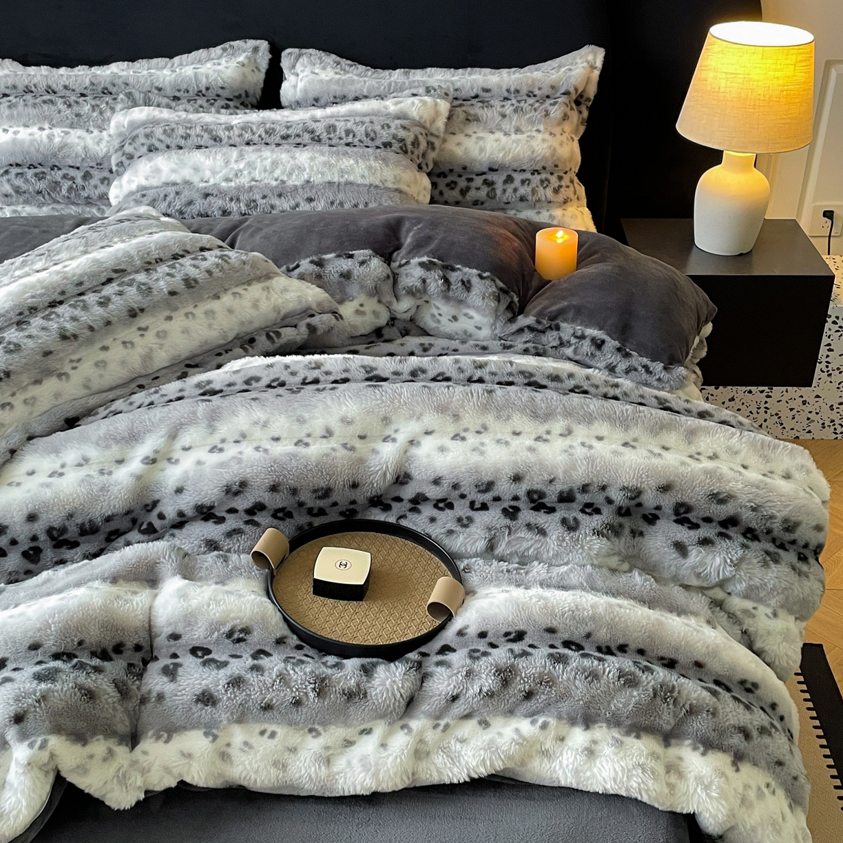 91家纺网 家纺一手货源 找家纺 一比一家纺 2025新款加厚保暖兔毛绒兔兔绒四件套-豹纹系列 豹纹-灰条