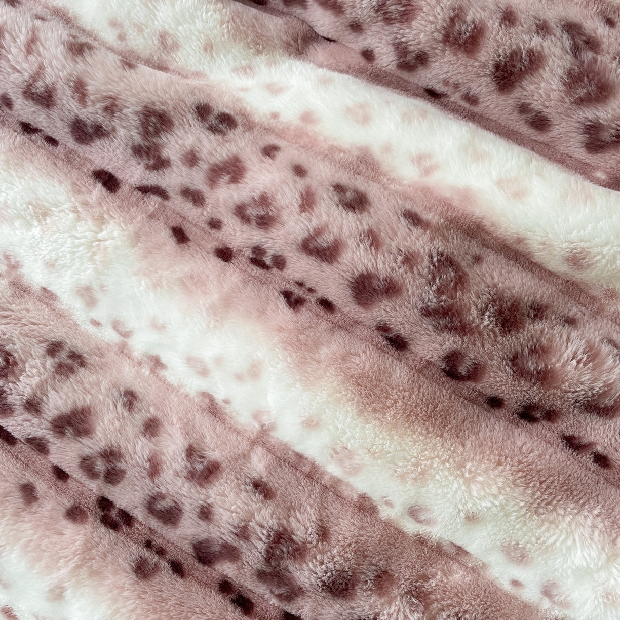 91家纺网 家纺一手货源 找家纺 一比一家纺 2025新款加厚保暖兔毛绒兔兔绒四件套-豹纹系列 豹纹-紫条