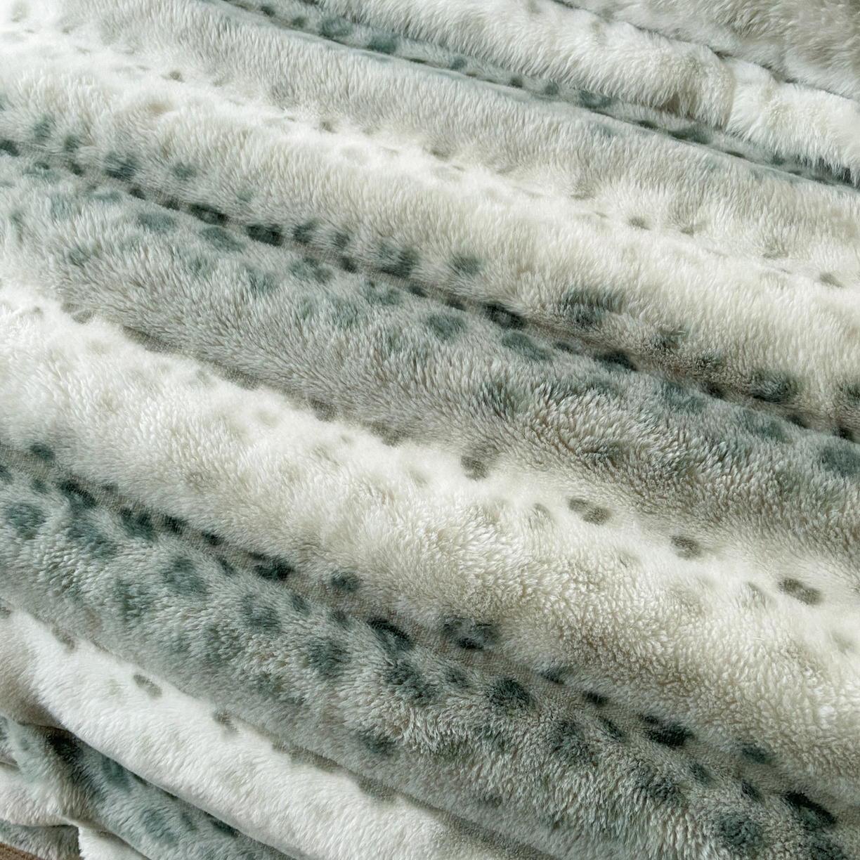 91家纺网 家纺一手货源 找家纺 一比一家纺 2025新款加厚保暖兔毛绒兔兔绒四件套-豹纹系列 豹纹-绿条