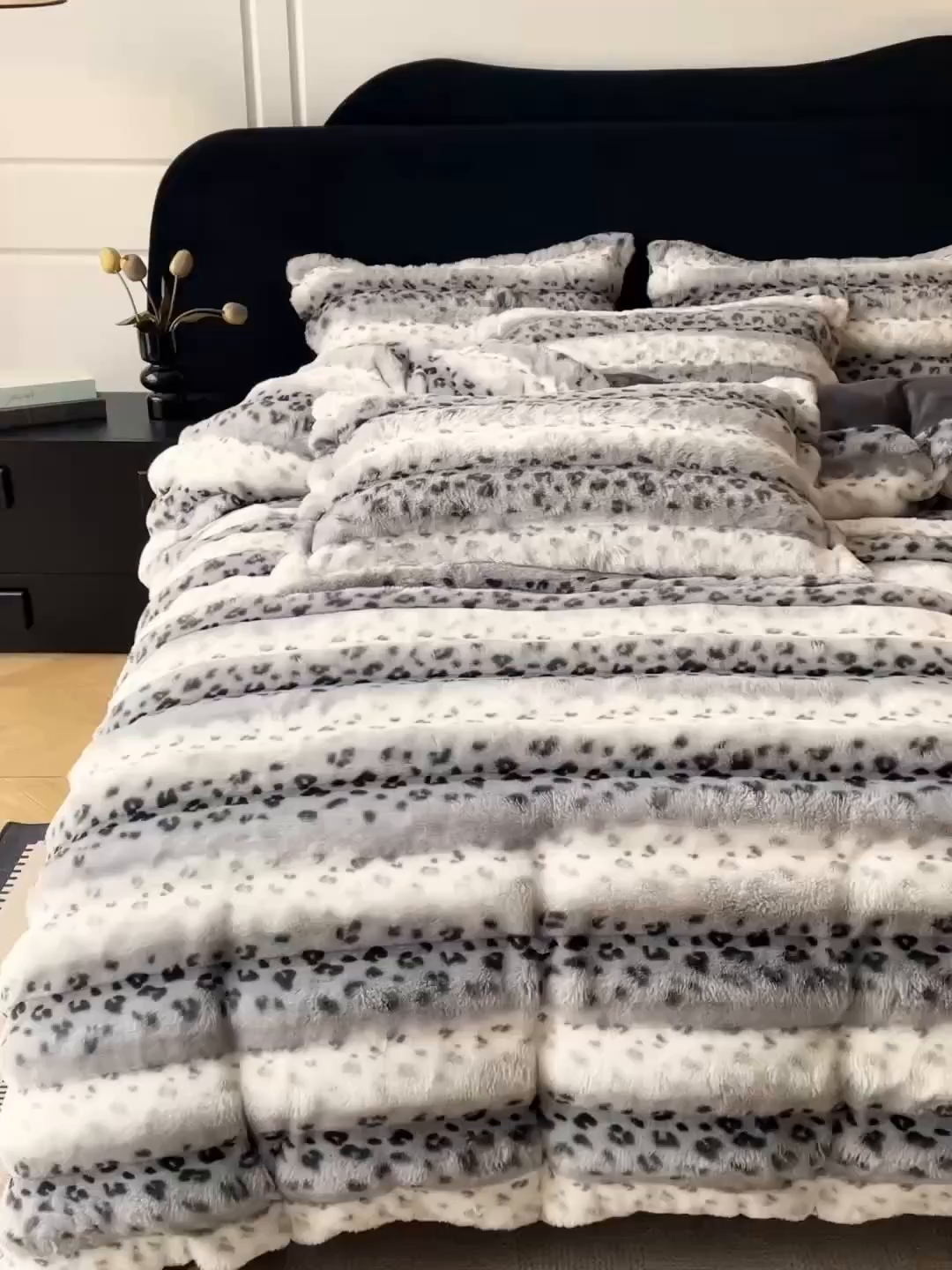 91家纺网 家纺一手货源 找家纺 一比一家纺 2025新款加厚保暖兔毛绒兔兔绒四件套-豹纹系列 豹纹-灰条