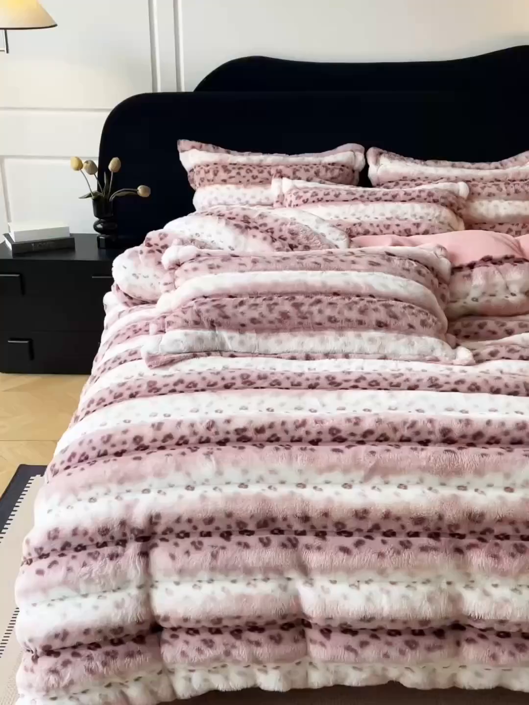 91家纺网 家纺一手货源 找家纺 一比一家纺 2025新款加厚保暖兔毛绒兔兔绒四件套-豹纹系列 豹纹-紫条