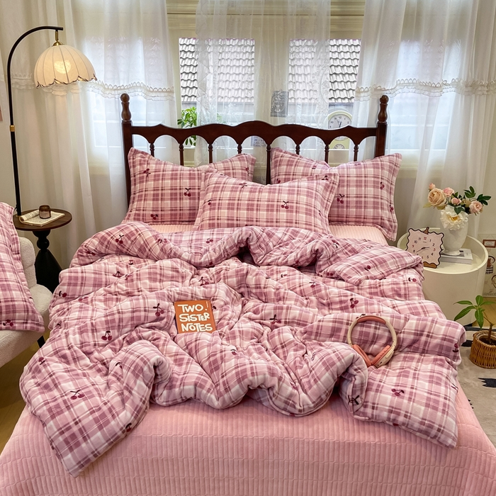 91家纺网 家纺一手货源 找家纺 一比一家纺 2025新款亲肤舒适双面牛奶绒床盖款四件套 樱桃格趣