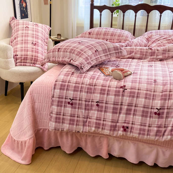 91家纺网 家纺一手货源 找家纺 一比一家纺 2025新款亲肤舒适双面牛奶绒床盖款四件套 樱桃格趣