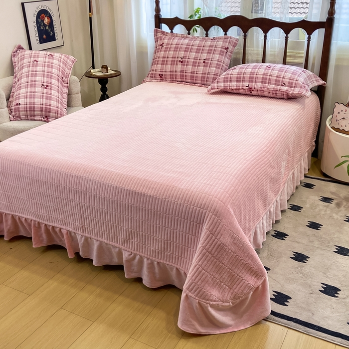 91家纺网 家纺一手货源 找家纺 一比一家纺 2025新款亲肤舒适双面牛奶绒床盖款四件套 樱桃格趣