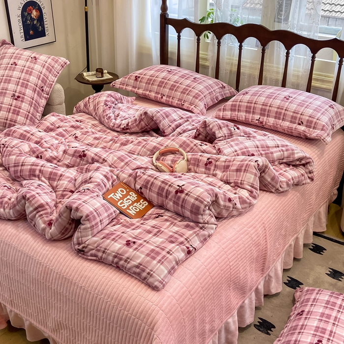 91家纺网 家纺一手货源 找家纺 一比一家纺 2025新款亲肤舒适双面牛奶绒床盖款四件套 樱桃格趣