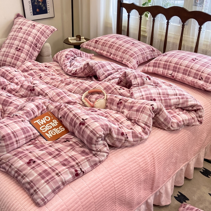 91家纺网 家纺一手货源 找家纺 一比一家纺 2025新款亲肤舒适双面牛奶绒床盖款四件套 樱桃格趣