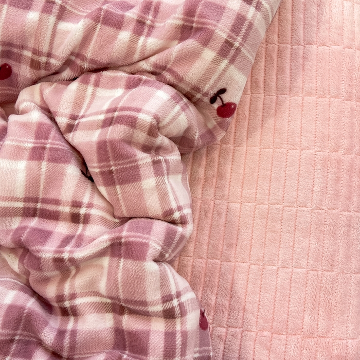 91家纺网 家纺一手货源 找家纺 一比一家纺 2025新款亲肤舒适双面牛奶绒床盖款四件套 樱桃格趣