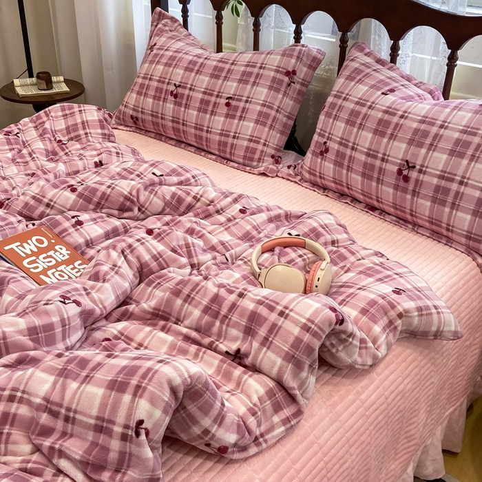 91家纺网 家纺一手货源 找家纺 一比一家纺 2025新款亲肤舒适双面牛奶绒床盖款四件套 樱桃格趣