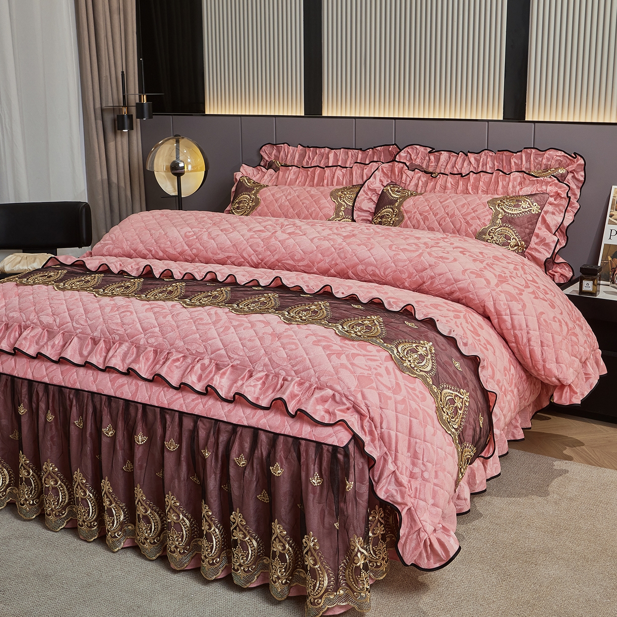 91家纺网 家纺一手货源 找家纺 （总）好儿喜家纺 2025新款天鹅绒床裙款三件套-圣罗兰系列