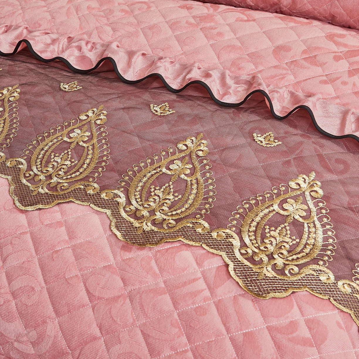 91家纺网 家纺一手货源 找家纺 （总）好儿喜家纺 2025新款天鹅绒床裙款三件套-圣罗兰系列