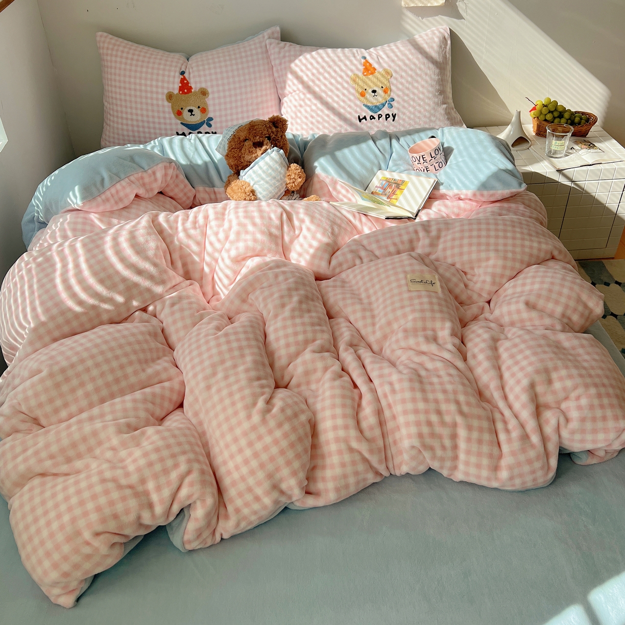 91家纺网 家纺一手货源 找家纺 （总）轻奢坊 2025新款牛奶绒慵懒格子可爱毛巾绣四件套系列