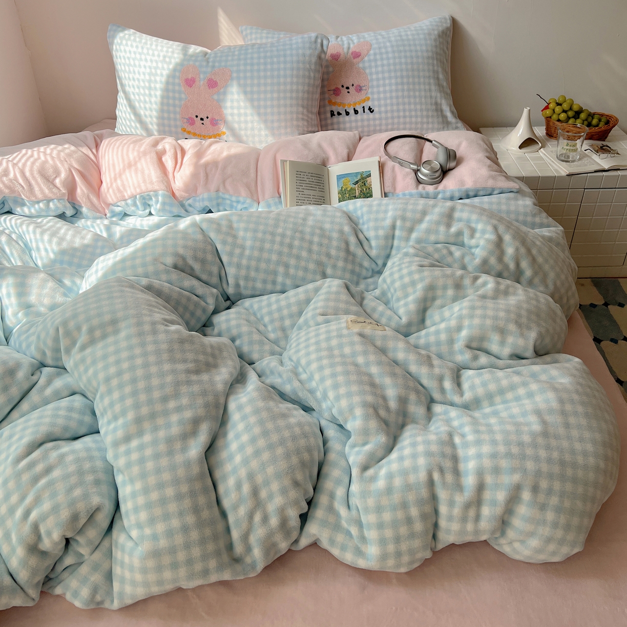 91家纺网 家纺一手货源 找家纺 （总）轻奢坊 2025新款牛奶绒慵懒格子可爱毛巾绣四件套系列