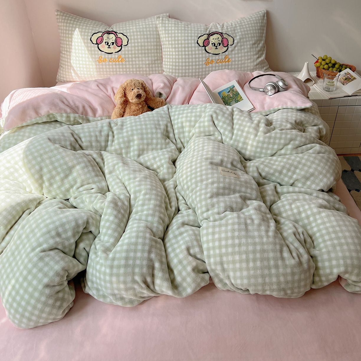 91家纺网 家纺一手货源 找家纺 （总）轻奢坊 2025新款牛奶绒慵懒格子可爱毛巾绣四件套系列