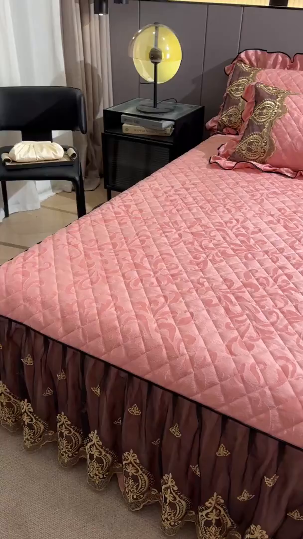 91家纺网 家纺一手货源 找家纺 （总）好儿喜家纺 2025新款天鹅绒床裙款三件套-圣罗兰系列