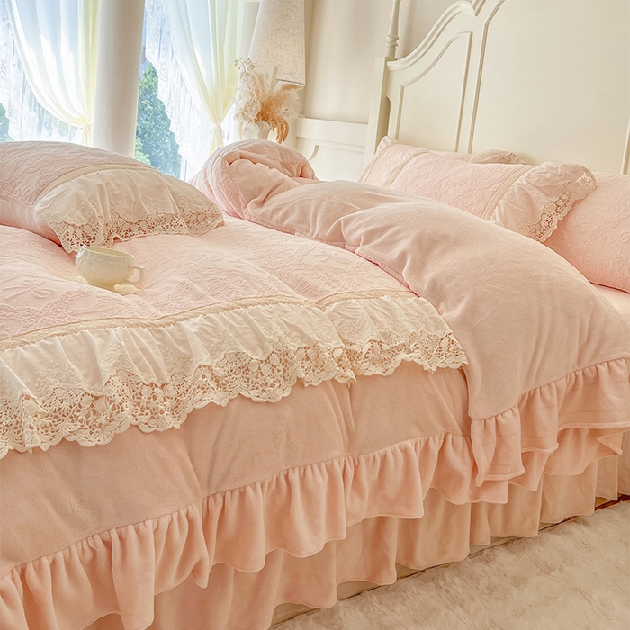 91家纺网 家纺一手货源 找家纺 （总）好儿喜家纺 2025新款法式雕花牛奶绒四件套床裙款-邂逅系列