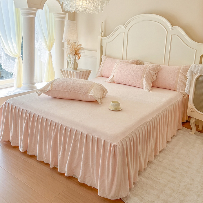 91家纺网 家纺一手货源 找家纺 （总）好儿喜家纺 2025新款法式雕花牛奶绒四件套床裙款-邂逅系列