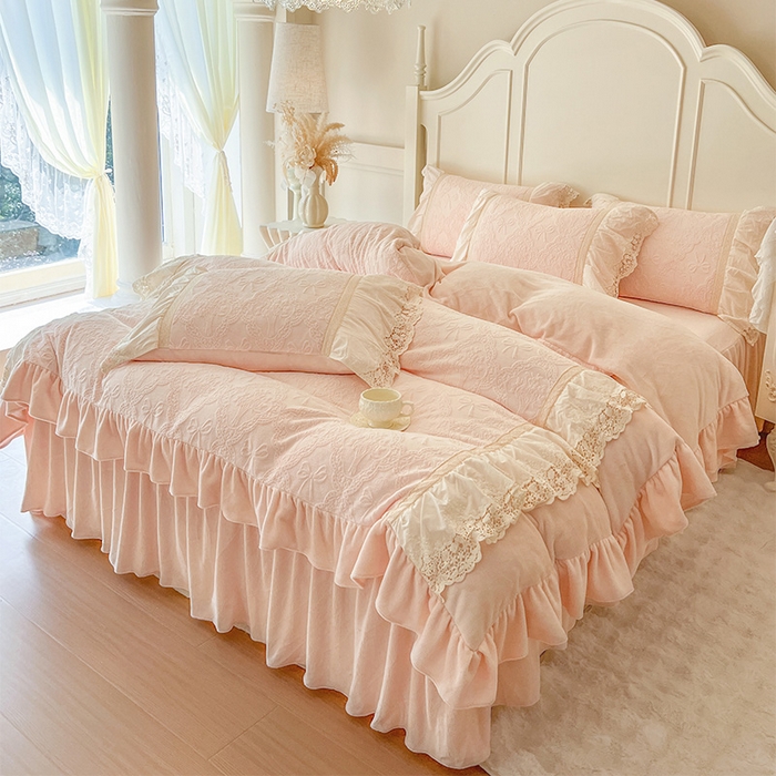 91家纺网 家纺一手货源 找家纺 （总）好儿喜家纺 2025新款法式雕花牛奶绒四件套床裙款-邂逅系列