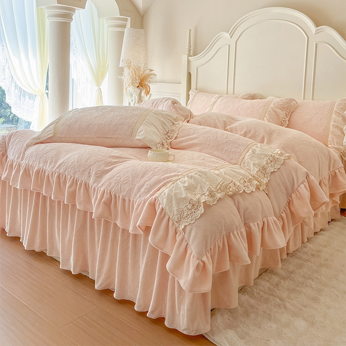 91家纺网 家纺一手货源 找家纺 （总）好儿喜家纺 2025新款法式雕花牛奶绒四件套床裙款-邂逅系列