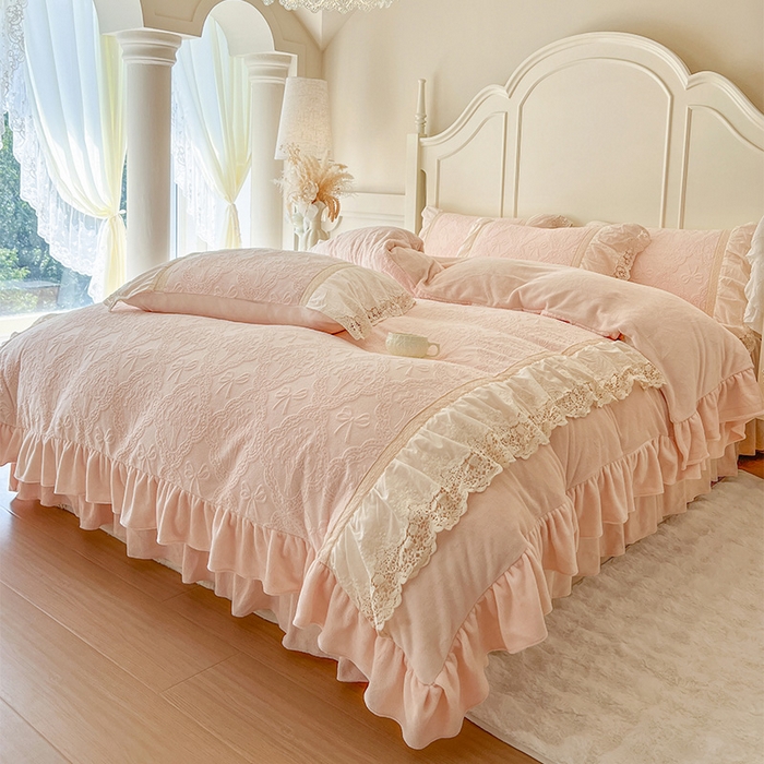 91家纺网 家纺一手货源 找家纺 （总）好儿喜家纺 2025新款法式雕花牛奶绒四件套床裙款-邂逅系列