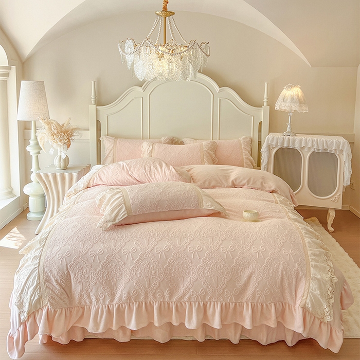 91家纺网 家纺一手货源 找家纺 （总）好儿喜家纺 2025新款法式雕花牛奶绒四件套床裙款-邂逅系列