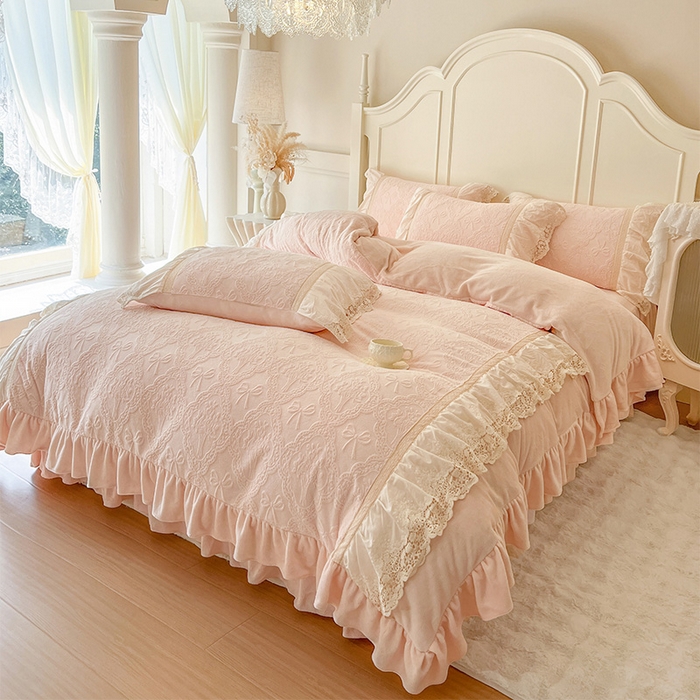 91家纺网 家纺一手货源 找家纺 （总）好儿喜家纺 2025新款法式雕花牛奶绒四件套床裙款-邂逅系列