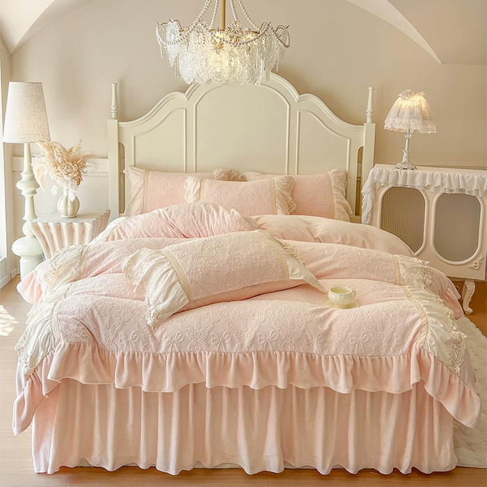 91家纺网 家纺一手货源 找家纺 （总）好儿喜家纺 2025新款法式雕花牛奶绒四件套床裙款-邂逅系列