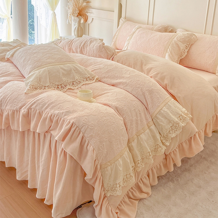 91家纺网 家纺一手货源 找家纺 （总）好儿喜家纺 2025新款法式雕花牛奶绒四件套床裙款-邂逅系列