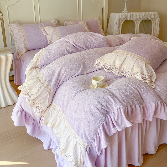 91家纺网 家纺一手货源 找家纺 （总）好儿喜家纺 2025新款法式雕花牛奶绒四件套床裙款-邂逅系列