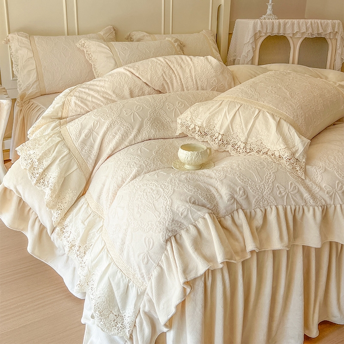 91家纺网 家纺一手货源 找家纺 （总）好儿喜家纺 2025新款法式雕花牛奶绒四件套床裙款-邂逅系列