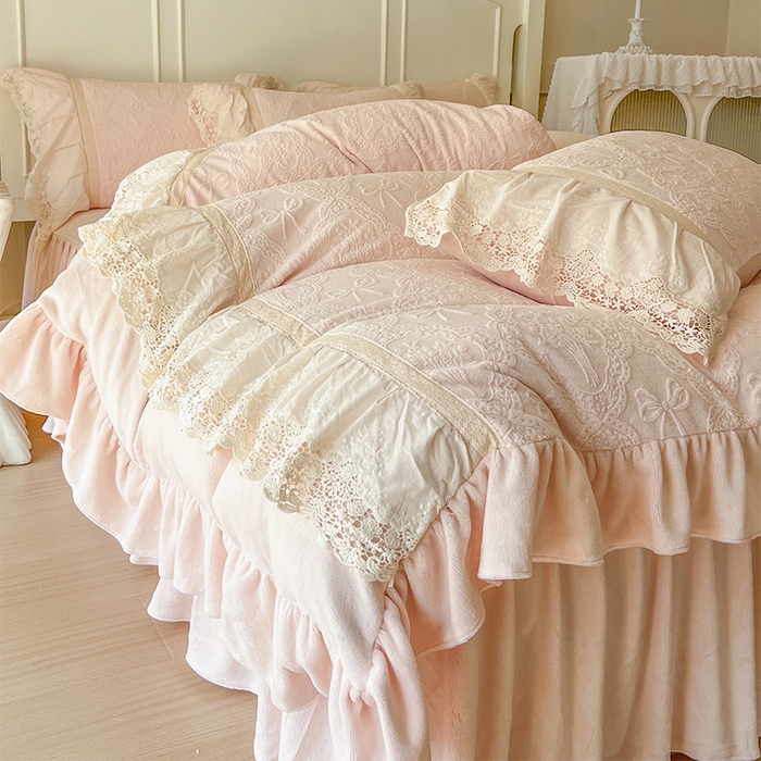 91家纺网 家纺一手货源 找家纺 （总）好儿喜家纺 2025新款法式雕花牛奶绒四件套床裙款-邂逅系列