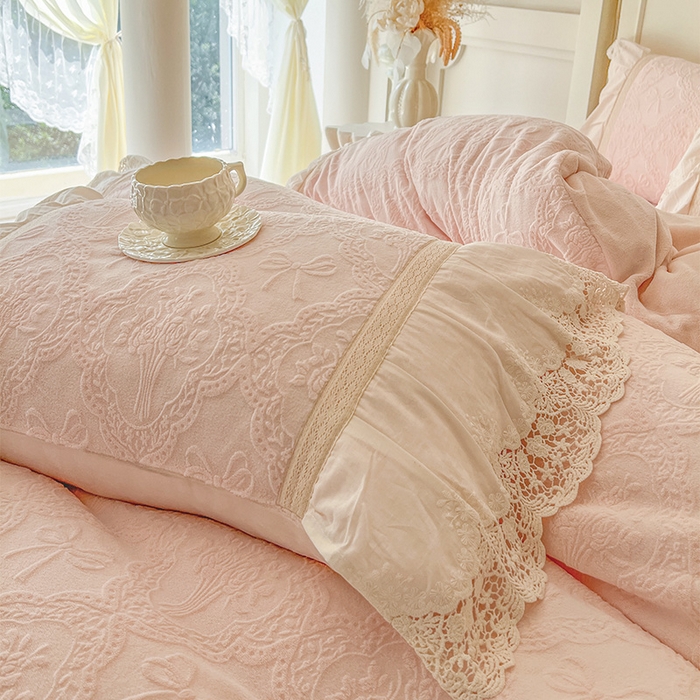 91家纺网 家纺一手货源 找家纺 （总）好儿喜家纺 2025新款法式雕花牛奶绒四件套床裙款-邂逅系列