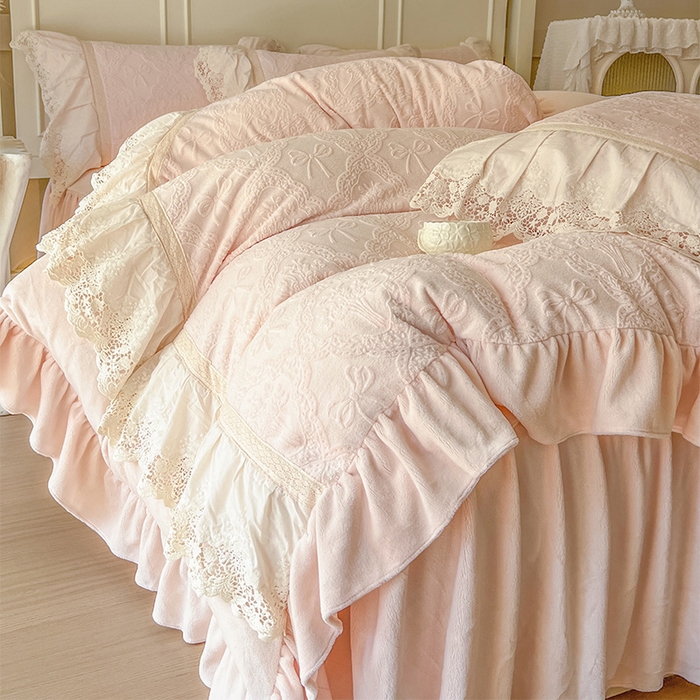 91家纺网 家纺一手货源 找家纺 （总）好儿喜家纺 2025新款法式雕花牛奶绒四件套床裙款-邂逅系列