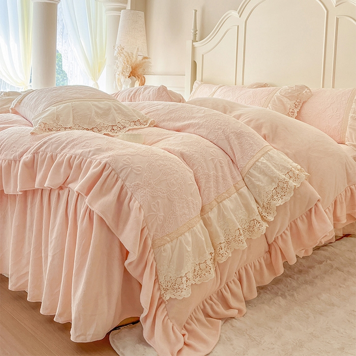 91家纺网 家纺一手货源 找家纺 （总）好儿喜家纺 2025新款法式雕花牛奶绒四件套床裙款-邂逅系列