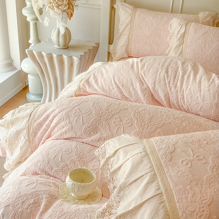 91家纺网 家纺一手货源 找家纺 （总）好儿喜家纺 2025新款法式雕花牛奶绒四件套床裙款-邂逅系列