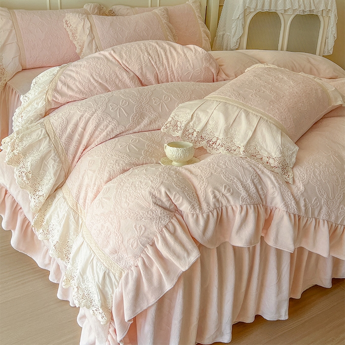 91家纺网 家纺一手货源 找家纺 （总）好儿喜家纺 2025新款法式雕花牛奶绒四件套床裙款-邂逅系列