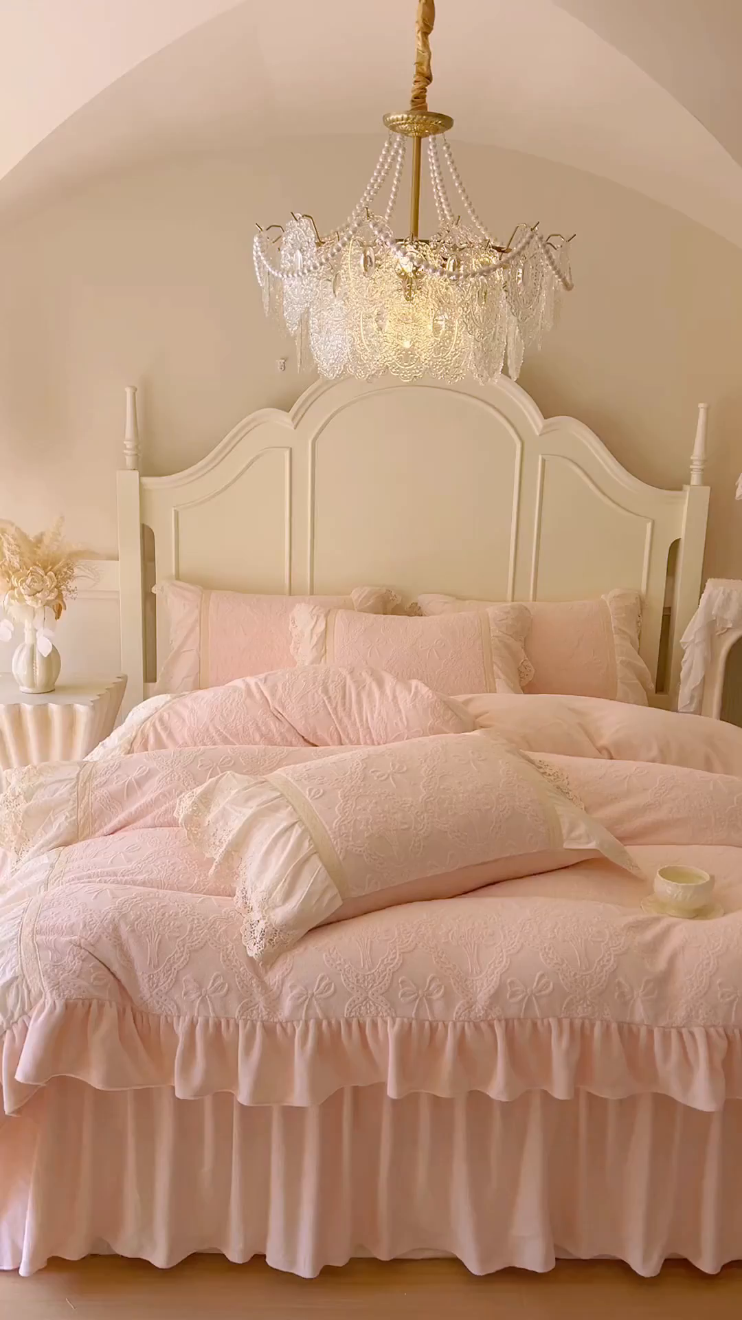 91家纺网 家纺一手货源 找家纺 （总）好儿喜家纺 2025新款法式雕花牛奶绒四件套床裙款-邂逅系列