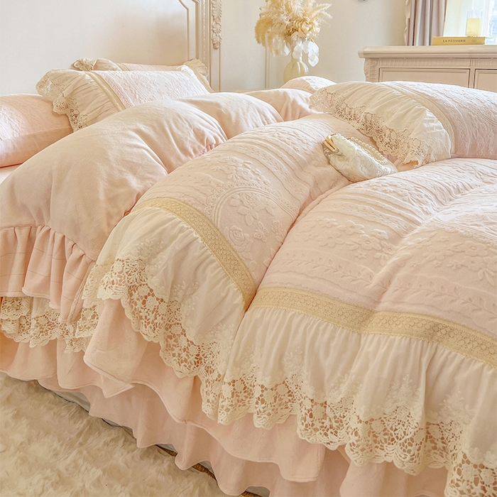 91家纺网 家纺一手货源 找家纺 （总）好儿喜家纺 2025新款法式雕花牛奶绒四件套床裙款-拾光里系列