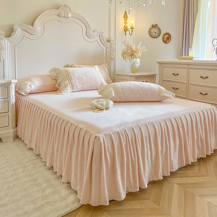 91家纺网 家纺一手货源 找家纺 （总）好儿喜家纺 2025新款法式雕花牛奶绒四件套床裙款-拾光里系列