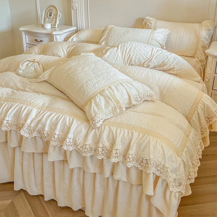 91家纺网 家纺一手货源 找家纺 （总）好儿喜家纺 2025新款法式雕花牛奶绒四件套床裙款-拾光里系列