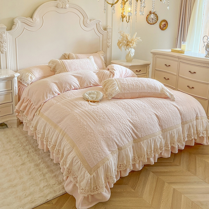 91家纺网 家纺一手货源 找家纺 （总）好儿喜家纺 2025新款法式雕花牛奶绒四件套床裙款-拾光里系列