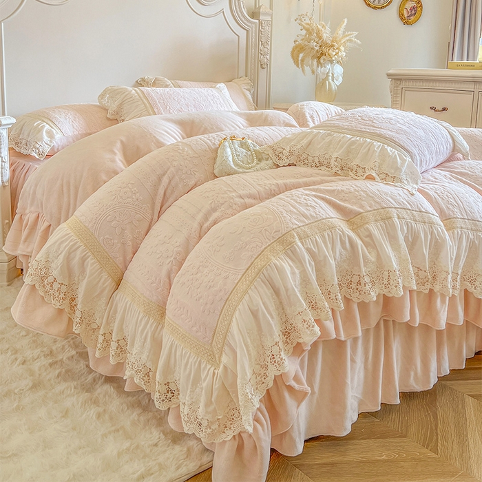 91家纺网 家纺一手货源 找家纺 （总）好儿喜家纺 2025新款法式雕花牛奶绒四件套床裙款-拾光里系列