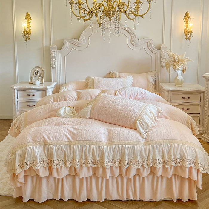 91家纺网 家纺一手货源 找家纺 （总）好儿喜家纺 2025新款法式雕花牛奶绒四件套床裙款-拾光里系列