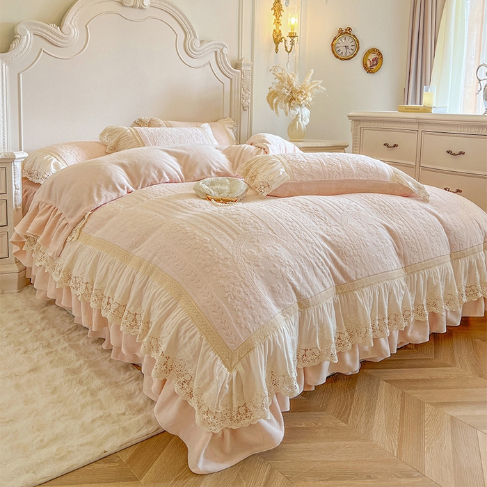 91家纺网 家纺一手货源 找家纺 （总）好儿喜家纺 2025新款法式雕花牛奶绒四件套床裙款-拾光里系列