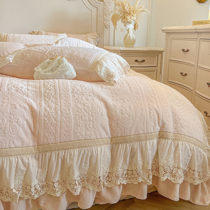 91家纺网 家纺一手货源 找家纺 （总）好儿喜家纺 2025新款法式雕花牛奶绒四件套床裙款-拾光里系列