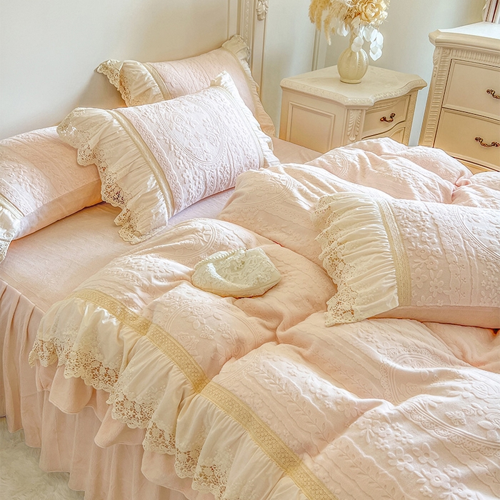 91家纺网 家纺一手货源 找家纺 （总）好儿喜家纺 2025新款法式雕花牛奶绒四件套床裙款-拾光里系列