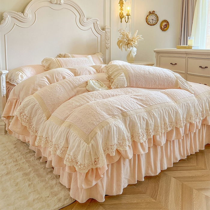 91家纺网 家纺一手货源 找家纺 （总）好儿喜家纺 2025新款法式雕花牛奶绒四件套床裙款-拾光里系列