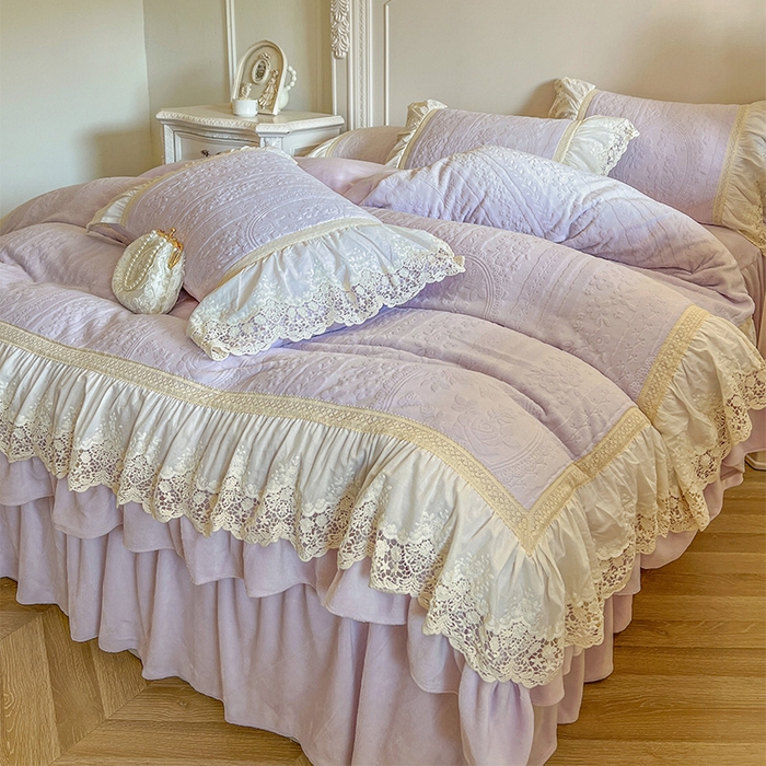 91家纺网 家纺一手货源 找家纺 （总）好儿喜家纺 2025新款法式雕花牛奶绒四件套床裙款-拾光里系列