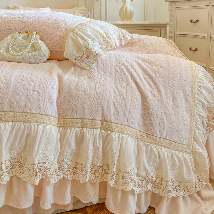 91家纺网 家纺一手货源 找家纺 （总）好儿喜家纺 2025新款法式雕花牛奶绒四件套床裙款-拾光里系列